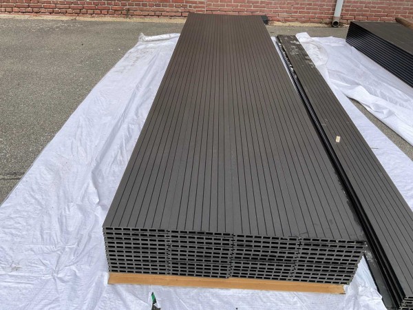 126-m²-composiet-vlonderplank-antraciet-420x25x23-cm