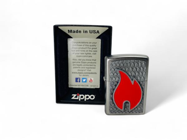 Zippo Aansteker 'Red Flame Emblem' | Nieuw in Doos (2015)