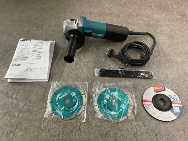 makita-9558hnrgk2-haakse-slijpmachine