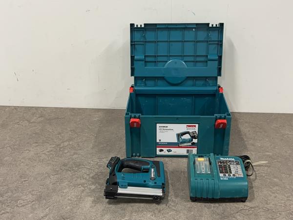 Makita nietmachine 18V in Mbox BST221RFX