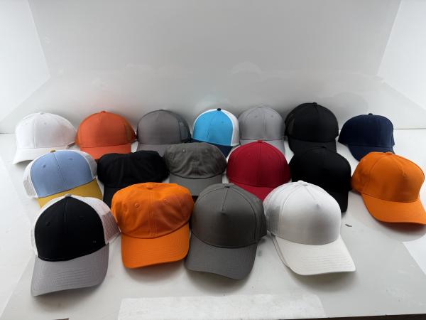 29 diverse petjes – nieuw & in verschillende kleuren!