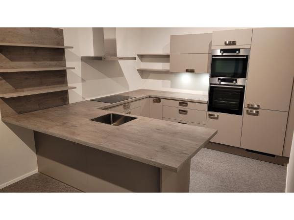 Luxe Bruynzeel Showroomkeuken met ATAG apparatuur