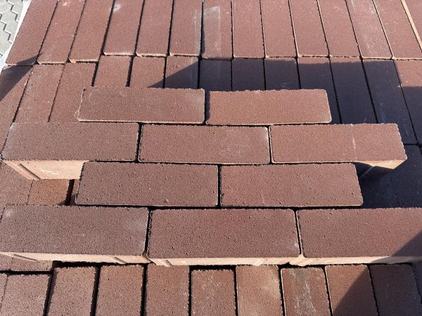 32 M2 Betonsteen Dikformaat Rood Met Facet 21x6,8x8 Cm