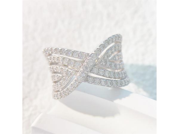 Witte cross-over ring vol gezet met witte briljanten