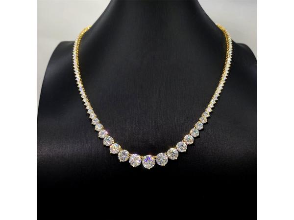 Gele collier met oplopende briljanten van 25.00 carat totaal
