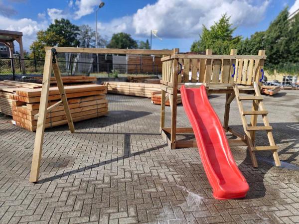 Vrijstaande speeltoren met schommel+glijbaan 410x300x200 cm