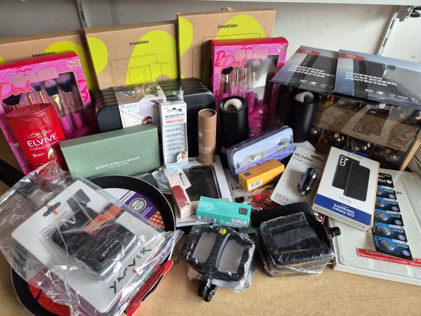 Grote Doos met Verschillende Retouren en Overstock