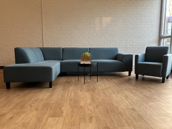 Goossens Licht Blauwe Hoekbank + Fauteuil