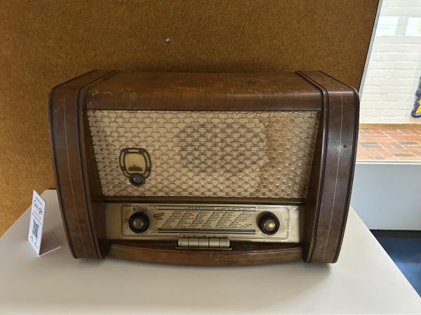 Antieke Tonfunk buizenradio jaren '50