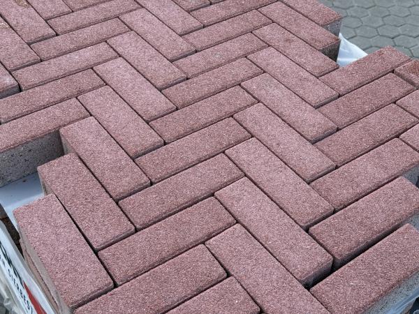 8 M2 Betonsteen Rood Met Facet 21x6,8x8 Cm