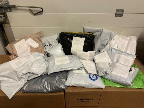 Mixpartij Ongeopende DHL Pakketten uit China