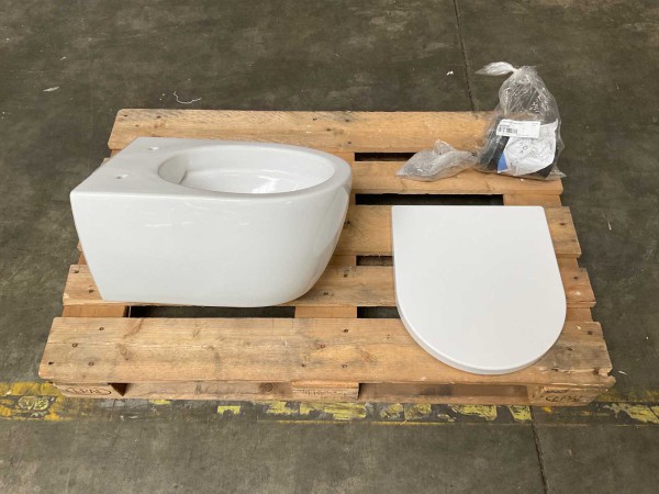 royal-plaza-timothy-rimless-hangtoilet