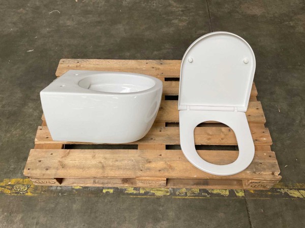 royal-plaza-timothy-rimless-hangtoilet