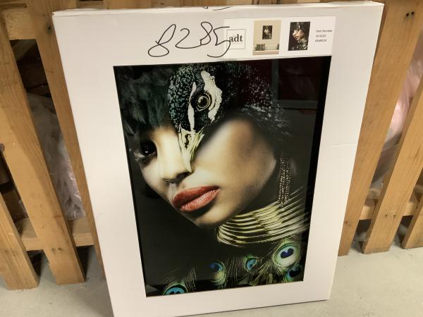 Glasschilderij vrouw met pauw