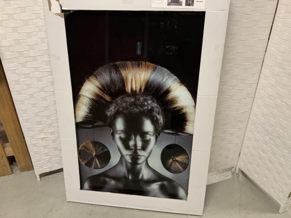 Glaschilderij donkere vrouw 80x120cm