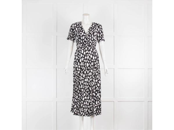 Maje jurk met zwart-witte print en gekruiste voorkant 1/34