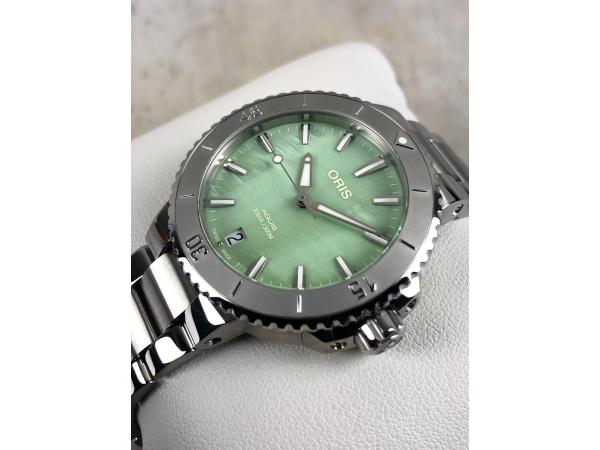 Oris   Aquis Date  Green - 01 733 7770 4157-07 8 18 05P