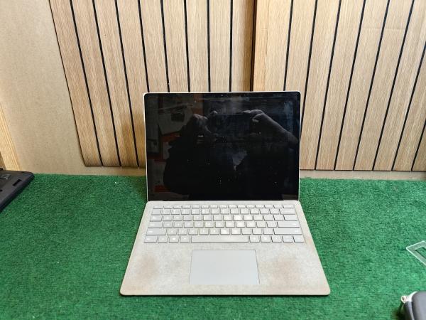 Microsoft Surface Laptop 2017 - Defect