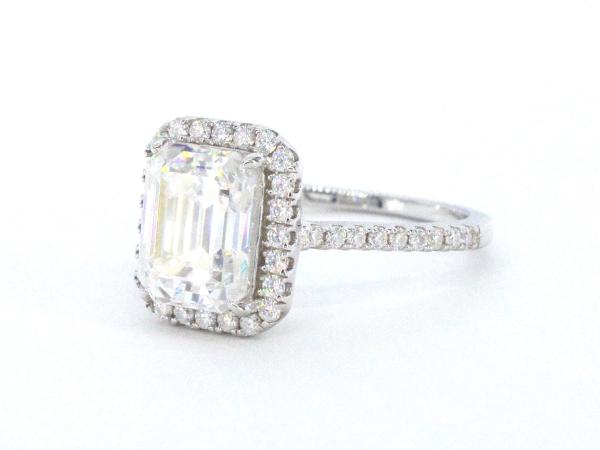 Entourage ring emerald Moissaniet 3.00 carat