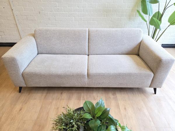 Rechte showroom bank licht van kleur 