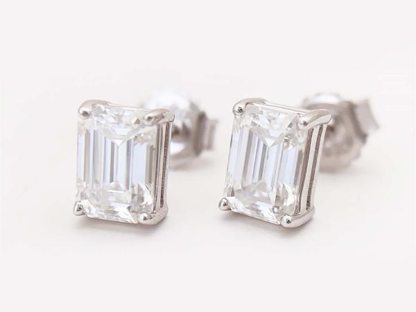 Oorbellen wit emerald moissaniet 2.50 carat