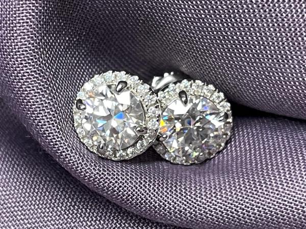 Oorbellen solitair entourage briljant Moissaniet 2.00 carat