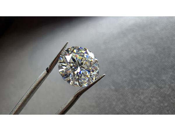 Moissanite briljant 5.00 crt ( GRA gecertificeerd )
