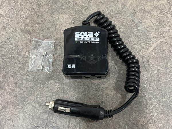 5x Sola KFZ-adapter CC van 12V naar 220V
