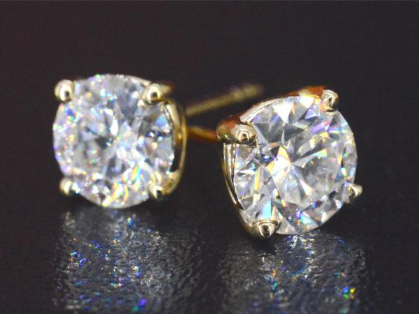 Gouden briljant oorbellen van 2.00 carat