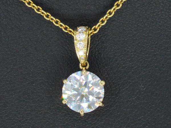 Gouden hanger met diamanten en een briljant