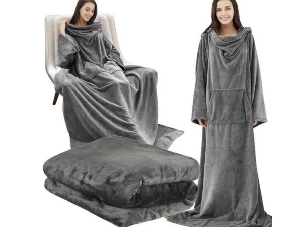 Lichtgrijze sweater en badjas 