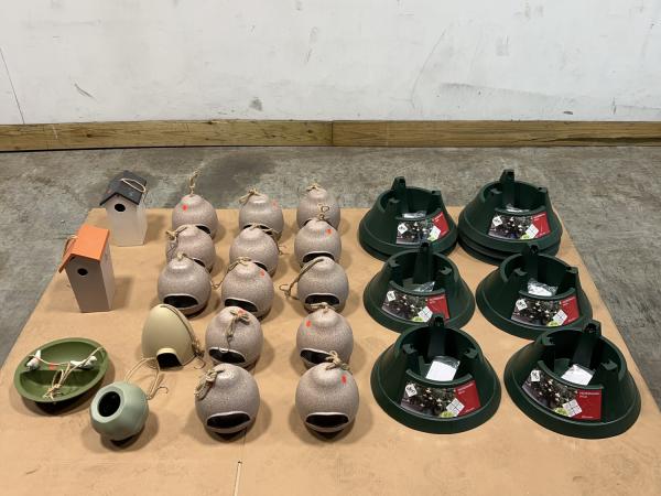 Birdhouses and Christmas tree stand set, 24-piece