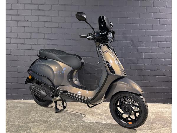 Vespa sprint Custom Champagne Quartz BMW