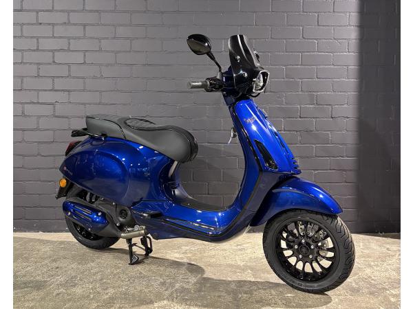 Vespa sprint Custom Brilliant Blue Metallic