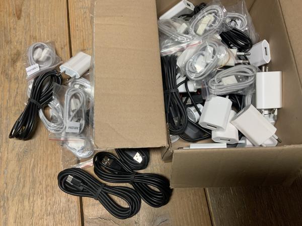 Doos met kabels opladers en diverse
