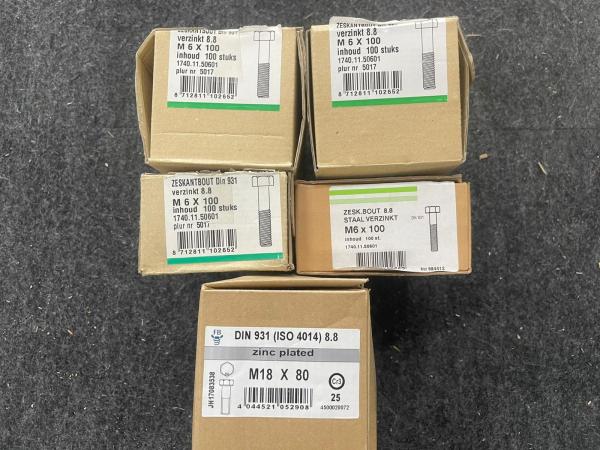 M6x100 verzinkte zeskantbouten DIN 931 met M18x80 bouten 