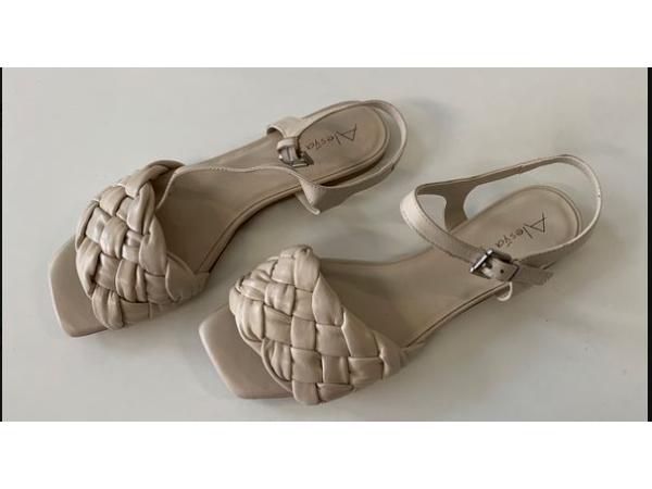 Beige Alesya CLU3801 sandalen maat 36