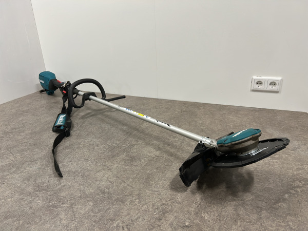 Makita bosmaaier met D-greep UR003GZ01