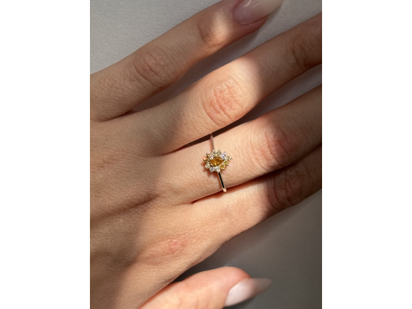 Witgouden ring met natuurlijke diamanten – Geeloranje