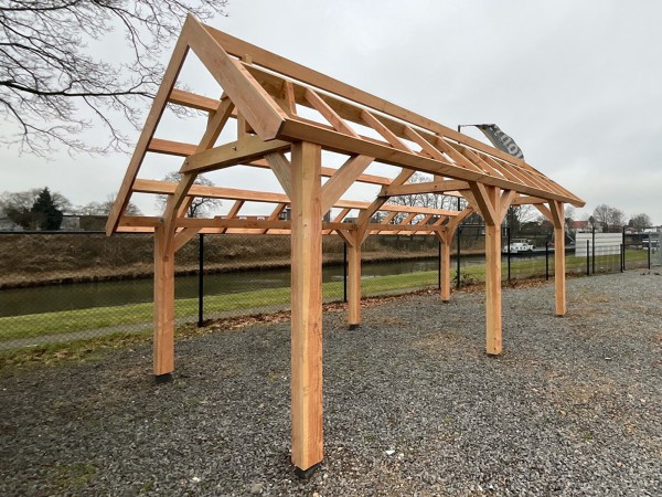 traditionele-douglas-kapschuur-810x460x325-cm