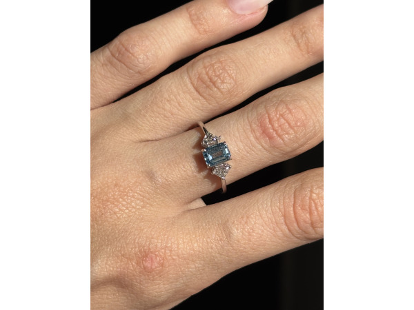 Witgouden ring met blauwe labdiamant en zijstenen
