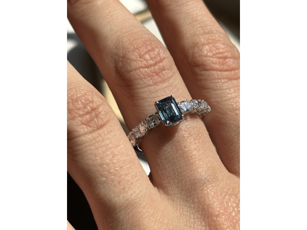Witgouden ring met blauwe labdiamant en ovale zijstenen