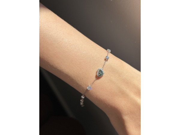 Witgouden armband met labdiamanten – Groen en kleurloos
