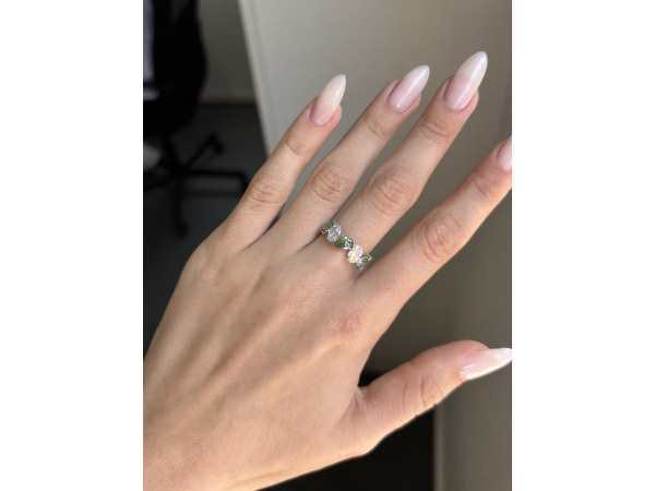 Witgouden ring met labdiamanten – Groen en kleurloos