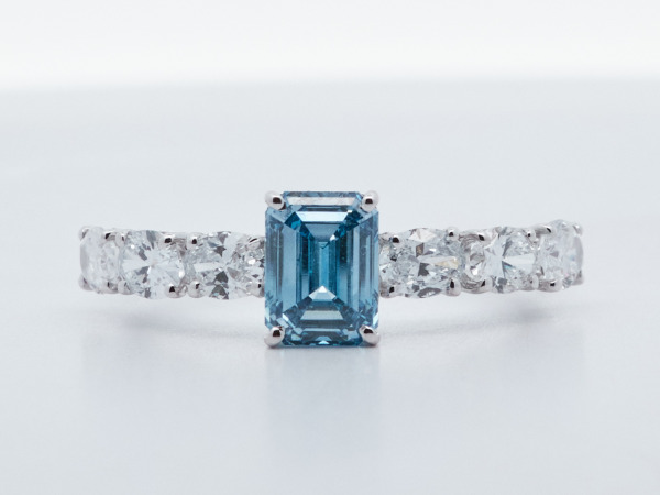  Ring met blauwe labdiamant en ovale zijstenen 2,03 ct
