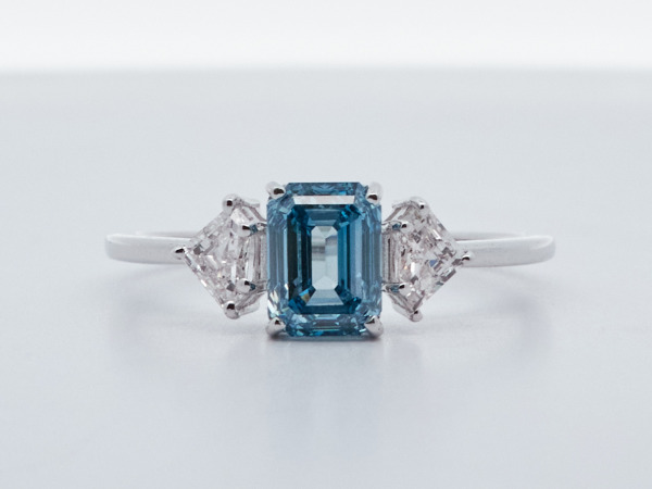 Ring met blauwe labdiamant en zijstenen 1,43 ct