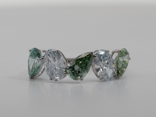 Ring met labdiamanten – Groen en kleurloos  2,33 ct