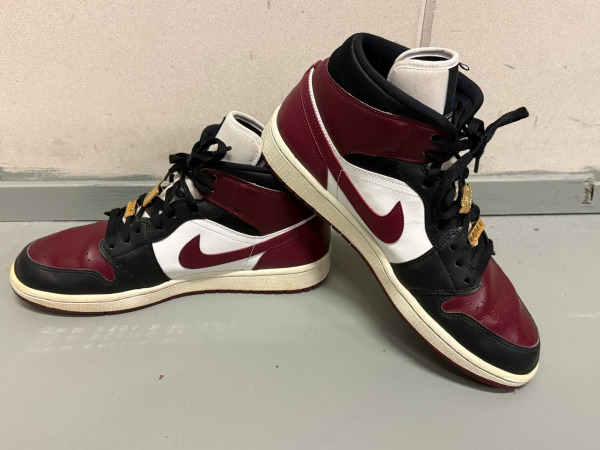 Air Jordan 1 Mid SE Gold Pendants – Maat 44