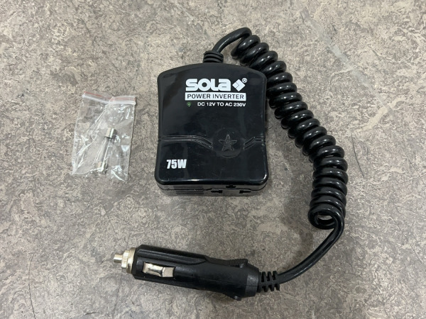 5x Sola KFZ-adapter CC van 12V naar 220V
