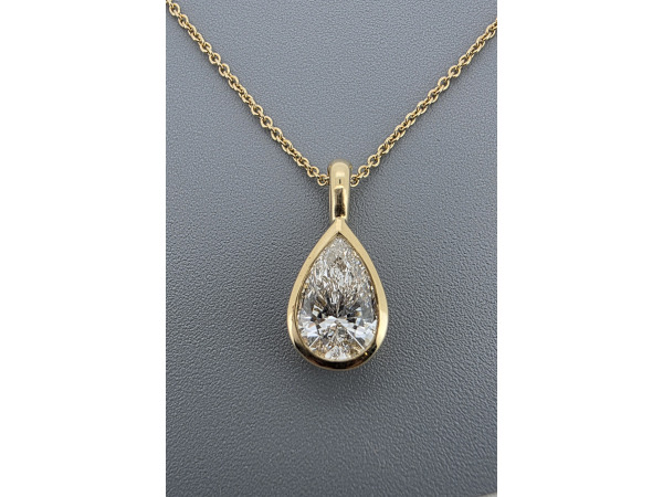 Elegante gouden druppelhanger met diamant